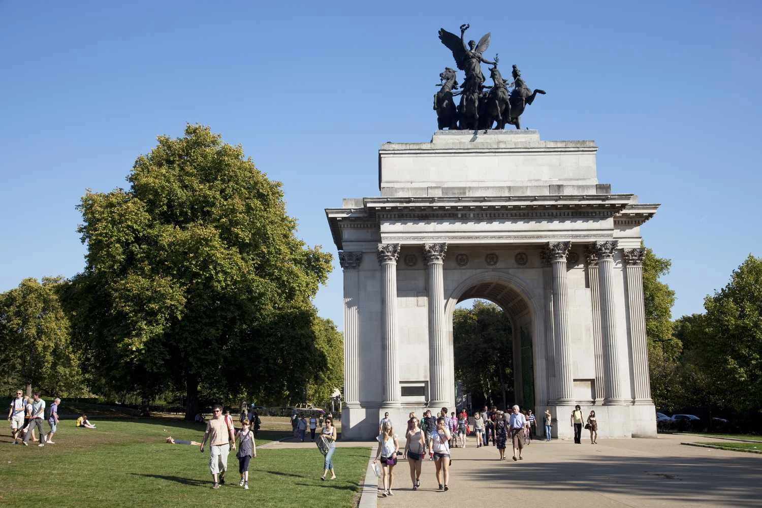 گرمای تابستانی در پاییز، لندن را شبیه به تابستان هندی می&zwnj;کند. گردشگران در نزدیکی طاق کانستیتوشن (طاق ولینگتون)، یادبودی برای دوک ولینگتون و در اصل فراهم کننده ورودی باشکوه به لندن.