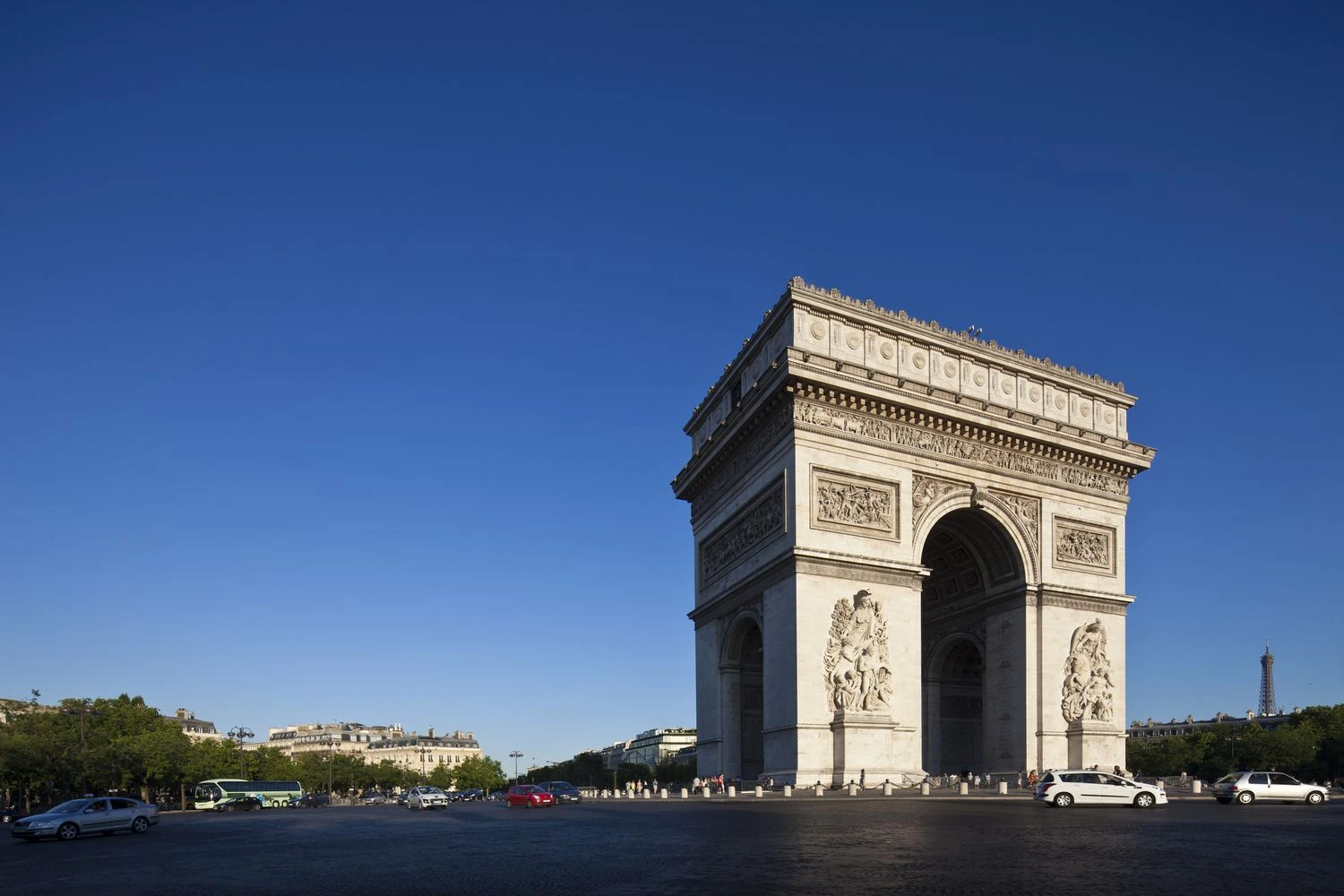 جعبه&zwnj;ای از یک سازه که به طرز پرآرایشی حکاکی شده و در هر طرف دارای دهانه&zwnj;های قوسی است