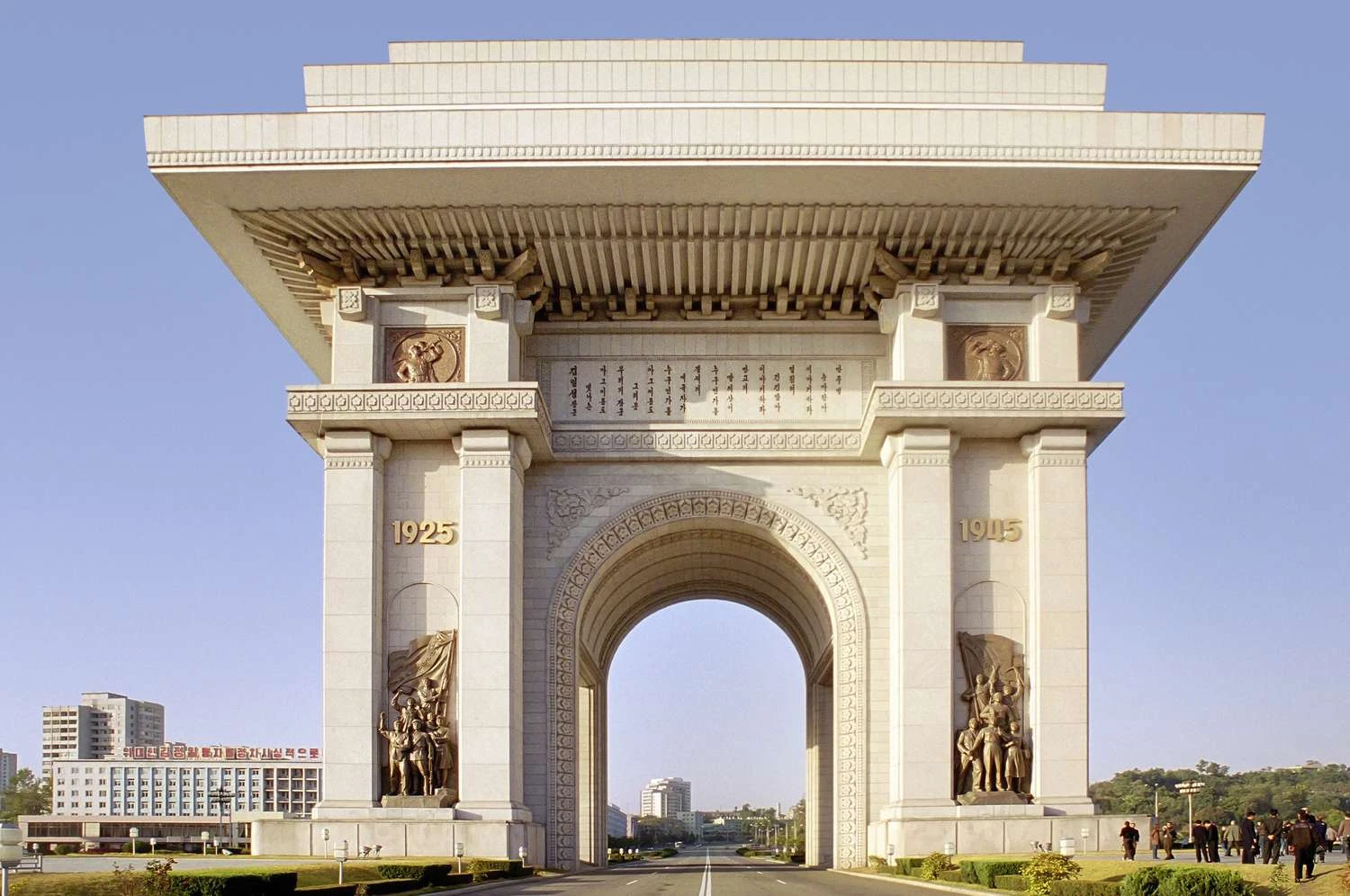 بنای یادبود طاقی به رنگ روشن با سرپوشیده وسیع در بالا