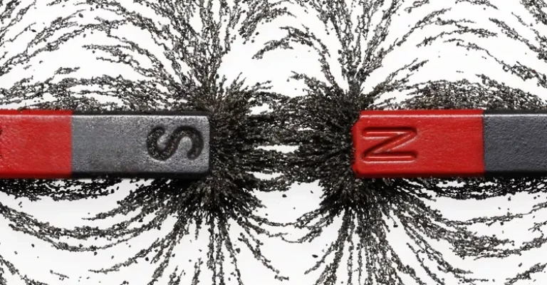 براده‌های آهن پاشیده شده بین دو آهنربای میله‌ای