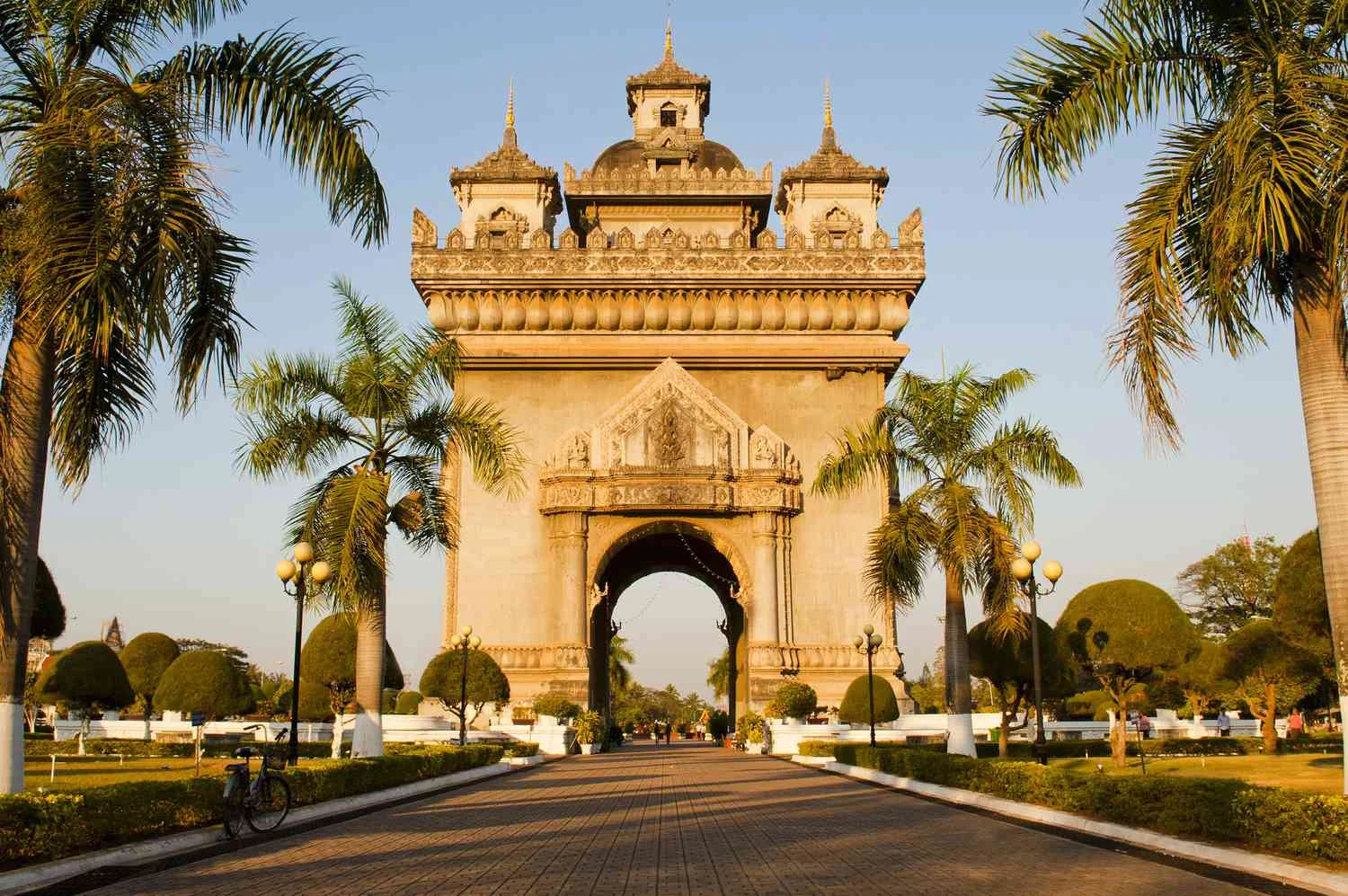 طاق&zwnj;های بزرگ شبیه به طاق پیروزی در پاریس اما با جزئیات آسیایی