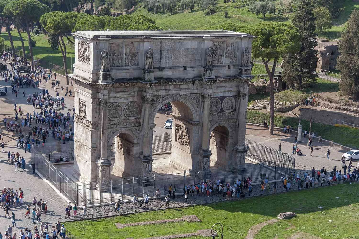 نمای کلی از بالای کولوسئوم طاق کنستانتین را در 3 اکتبر 2017 در رم، ایتالیا نشان می&zwnj;دهد.