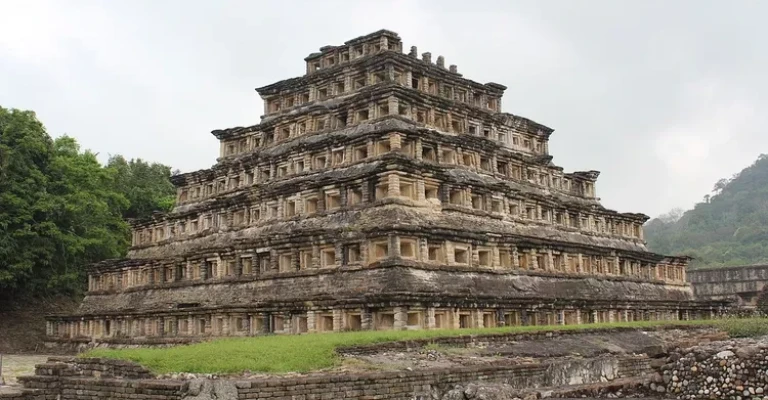 هرم ال تاجین، هرم طاقچه‌ها (ضلع جنوب غربی)